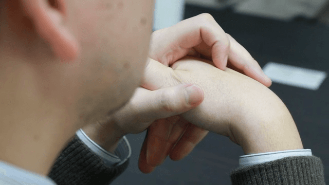 고민하는 듯한 테이블 위 손