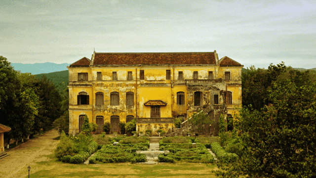 녹지로 둘러싸인 오래된 건물