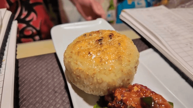 접시에 담긴 구운 주먹밥