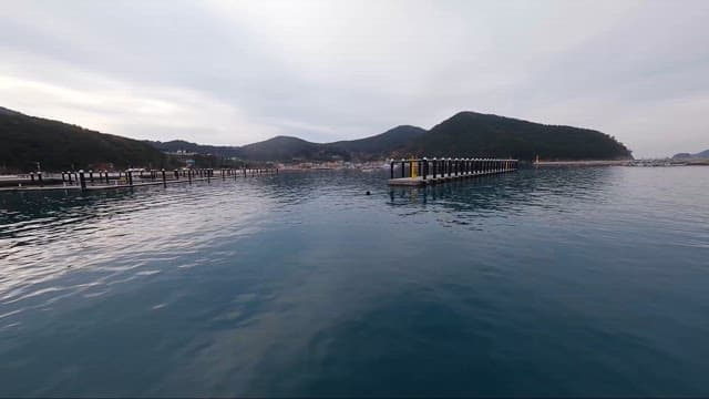 황혼의 평화로운 연안 마을