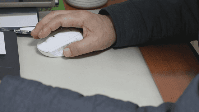 컴퓨터 마우스를 사용하는 사람