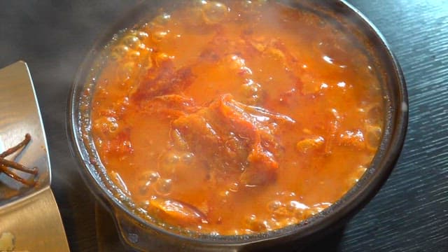 김이 모락모락 나는 돼지고기 김치찌개