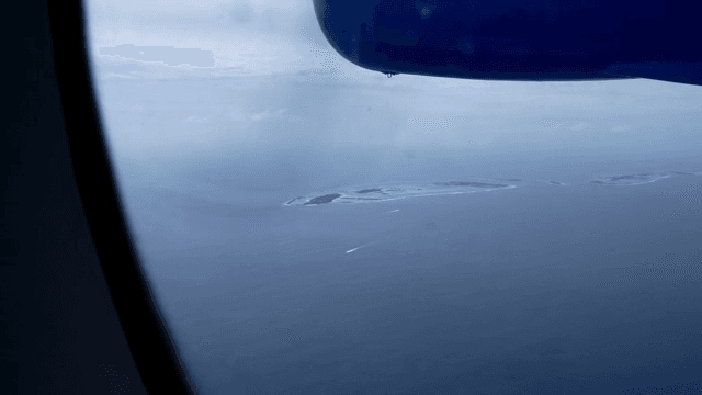 비행기 창문에서 본 섬의 풍경