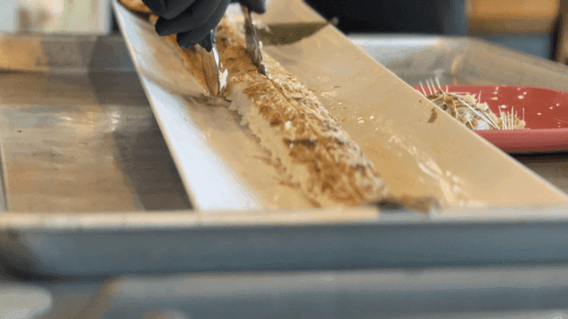 갈치구이 순살을 손질하는 라텍스 장갑 낀 손