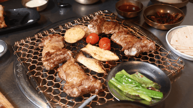 Barbecued chicken and vegetables