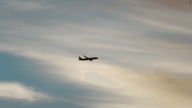 구름 낀 하늘을 나는 비행기