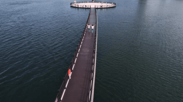 잔잔한 호수를 가로지르는 긴 다리