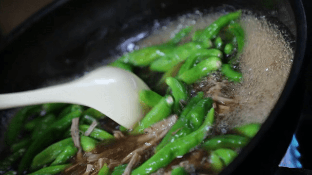 냄비에서 끓고 있는 고추와 돼지고기