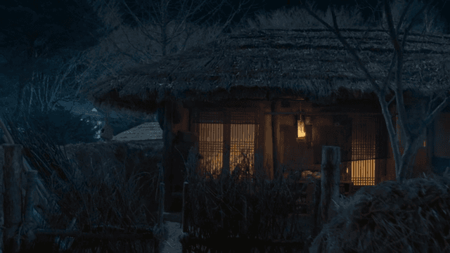 밤의 전통 초가집