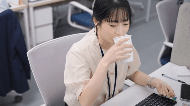 사무실에서 약을 챙겨먹는 직장인