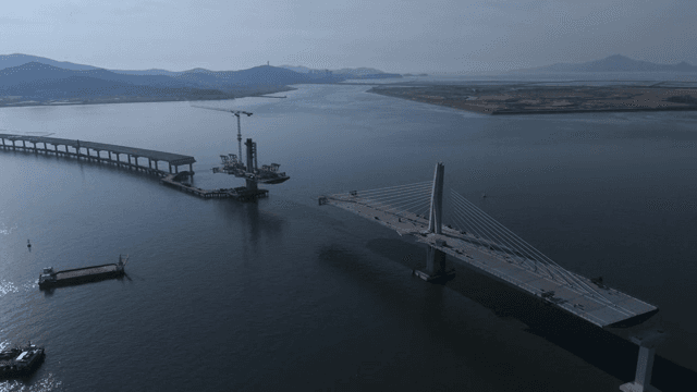 넓은 바다 위의 다리 건설