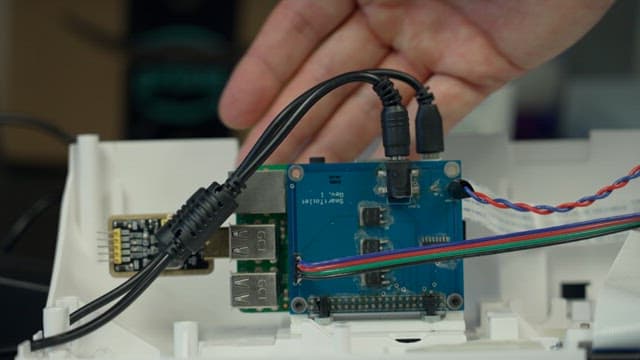 무선 인터넷 연결 장치를 조립하고 배선하는 손