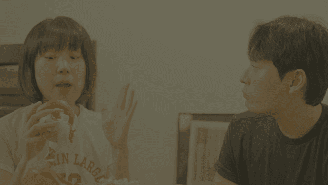 집에서 햄버거 즐기는 두 남녀