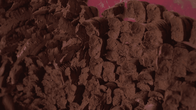 기계로 처리되는 갈색 점토