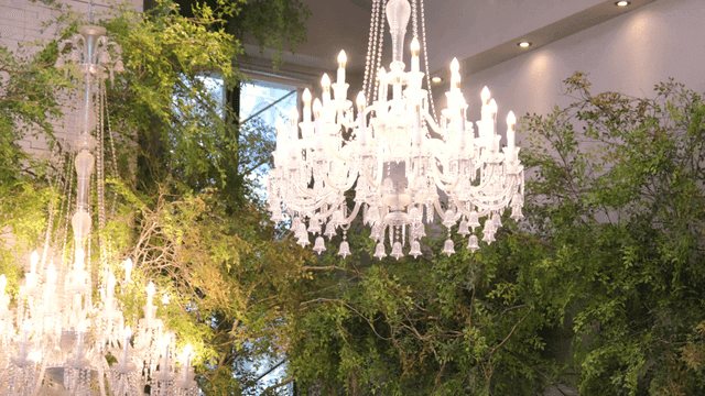 우아한 샹들리에와 푸른 녹음