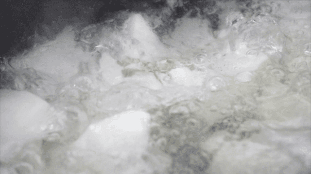 흰 무 조각들이 들어간 끓는 물