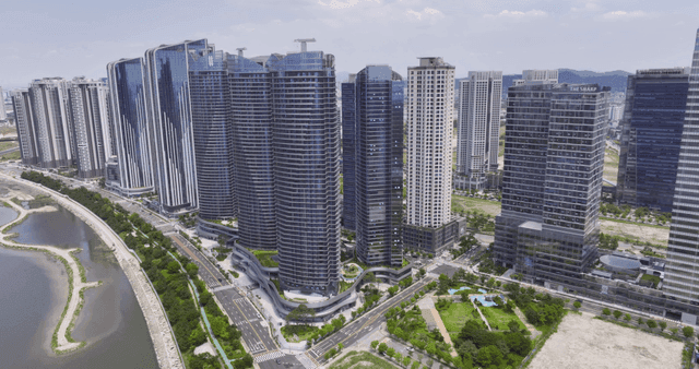 고층 건물이 있는 광활한 도시 풍경