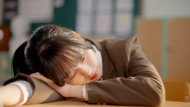 교실에서 쉬고 있는 학생