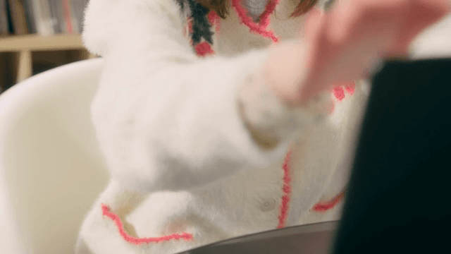 집에서 일을 다 마친 여성