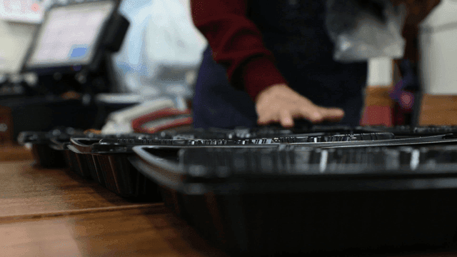 주방에서 음식 트레이 준비