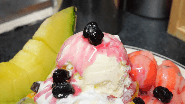 과일 빙수에 뿌리는 블루베리 시럽