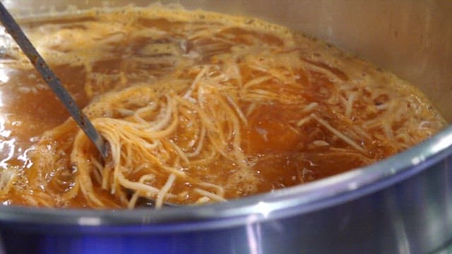 국자로 젓는 찌개