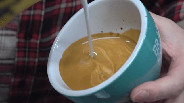 커피 컵에 라떼 아트가 만들어지는 모습