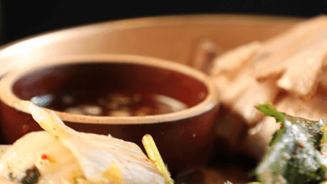 Boiled pork jowl with vegetables and sauce