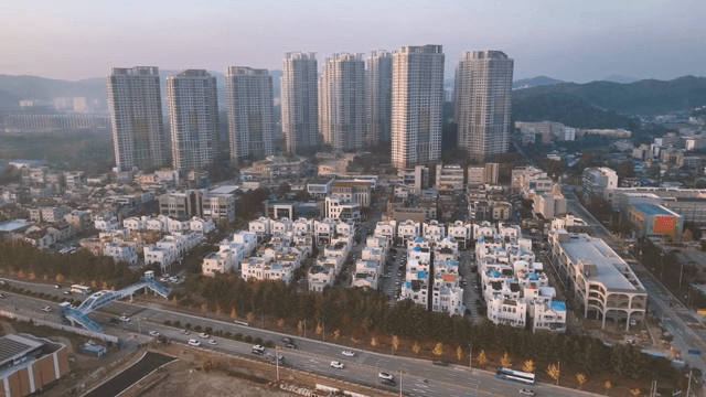 고층 건물과 도로가 있는 도시 풍경