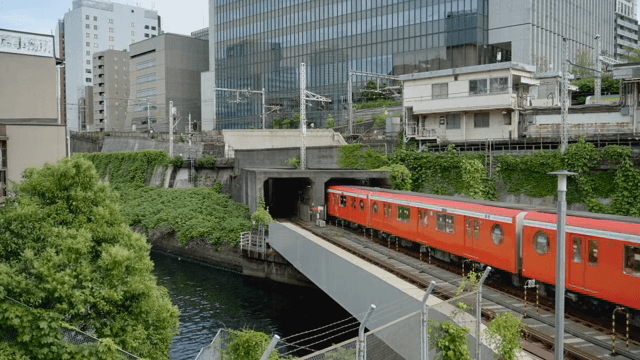 도심 지역을 지나는 빨간 기차