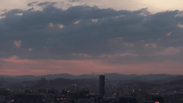 구름 낀 하늘 아래 도시의 황혼