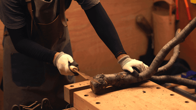 작업대에서 나뭇가지를 자르는 사람