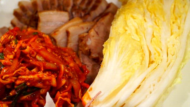 돼지고기 보쌈수육과 한치 무침, 배추와 오이