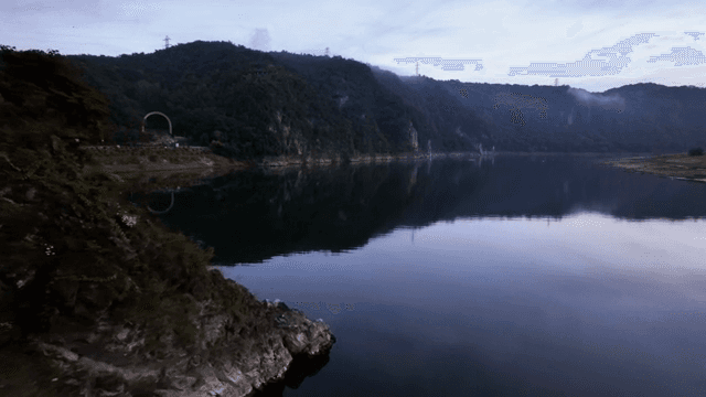 바위 섬이 있는 고요한 호수