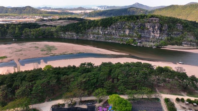 절벽이 둘러싼 경치 좋은 강