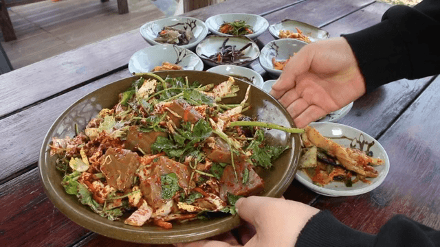 한국 반찬과 도토리묵 무침