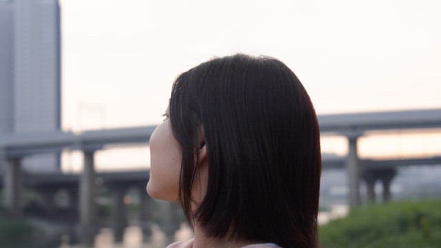 해질녘 강가에서 미소 짓는 여성