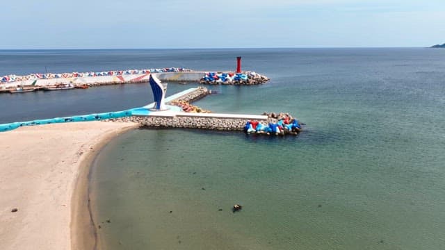 Scenic beach with a unique sculpture