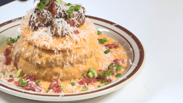 토핑이 올라간 치즈로 덮인 버거 위에 뿌리는 쪽파