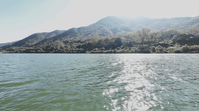 산으로 둘러싸인 고요한 강