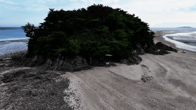 작은 섬으로 이어지는 모래길