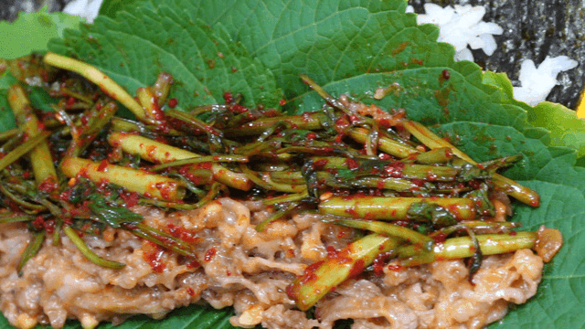 양념 차돌박이와 미나리가 곁들인 김밥 속