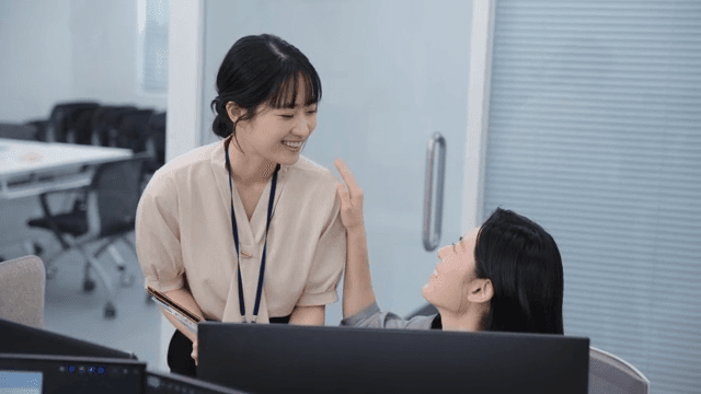 직장 상사에게 칭찬과 격려를 받는 직장인