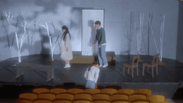 배우들이 리허설하는 극장 무대