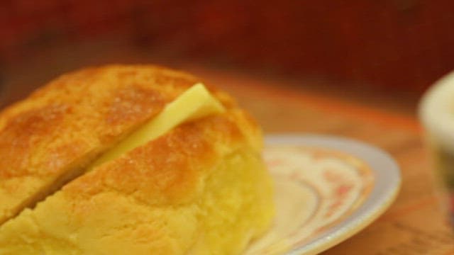 화려한 접시 위에 올려진 빵