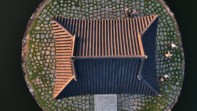 고요한 연못 위의 전통 정자