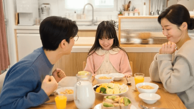 가족이 함께 아침식사를 즐기는 모습