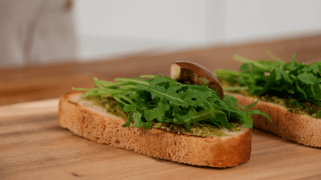 Sandwich with arugula and mushrooms