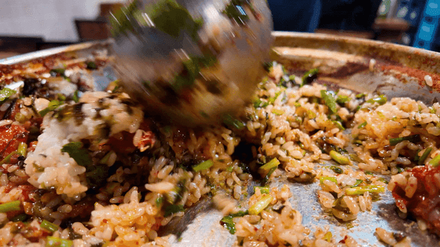 Ladle for frying fried rice in pan