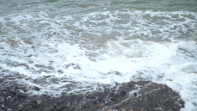 바위 해안에 부딪히는 파도